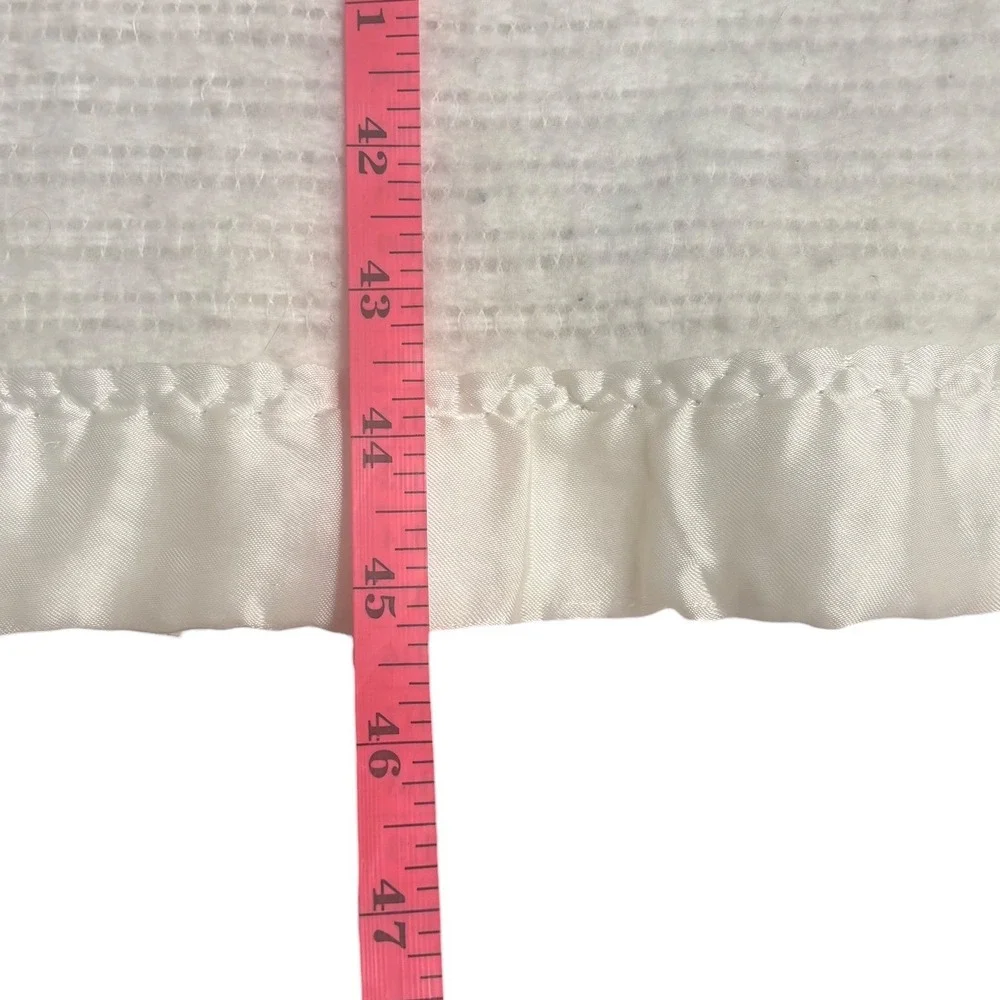 Vintage Cream Textured Acrylic Blanket Satin Trim Made in USA‎ 45x58 Throw